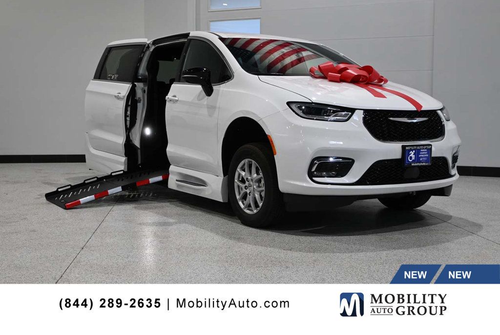 2024 Chrysler Pacifica Touring FWD - 23009990 | Video 1