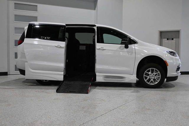 2024 Chrysler Pacifica Touring FWD - 23009990 - 16