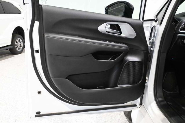 2024 Chrysler Pacifica Touring FWD - 23009990 - 31