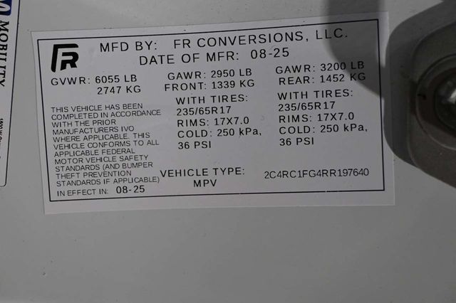 2024 Chrysler Pacifica Touring FWD - 23009990 - 35