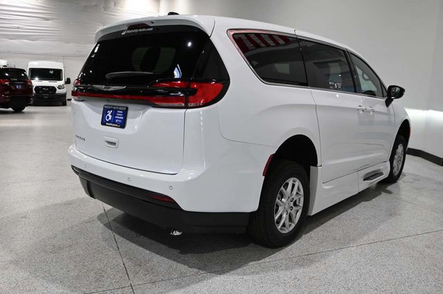 2024 Chrysler Pacifica Touring FWD - 23009990 - 5