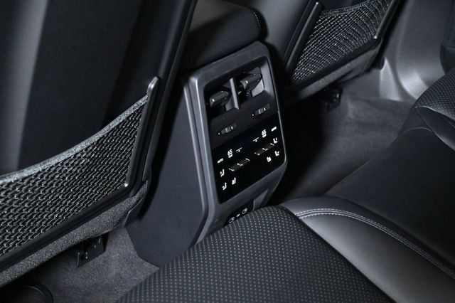 2024 Porsche Macan Electric 4 AWD - 22944977 - 19