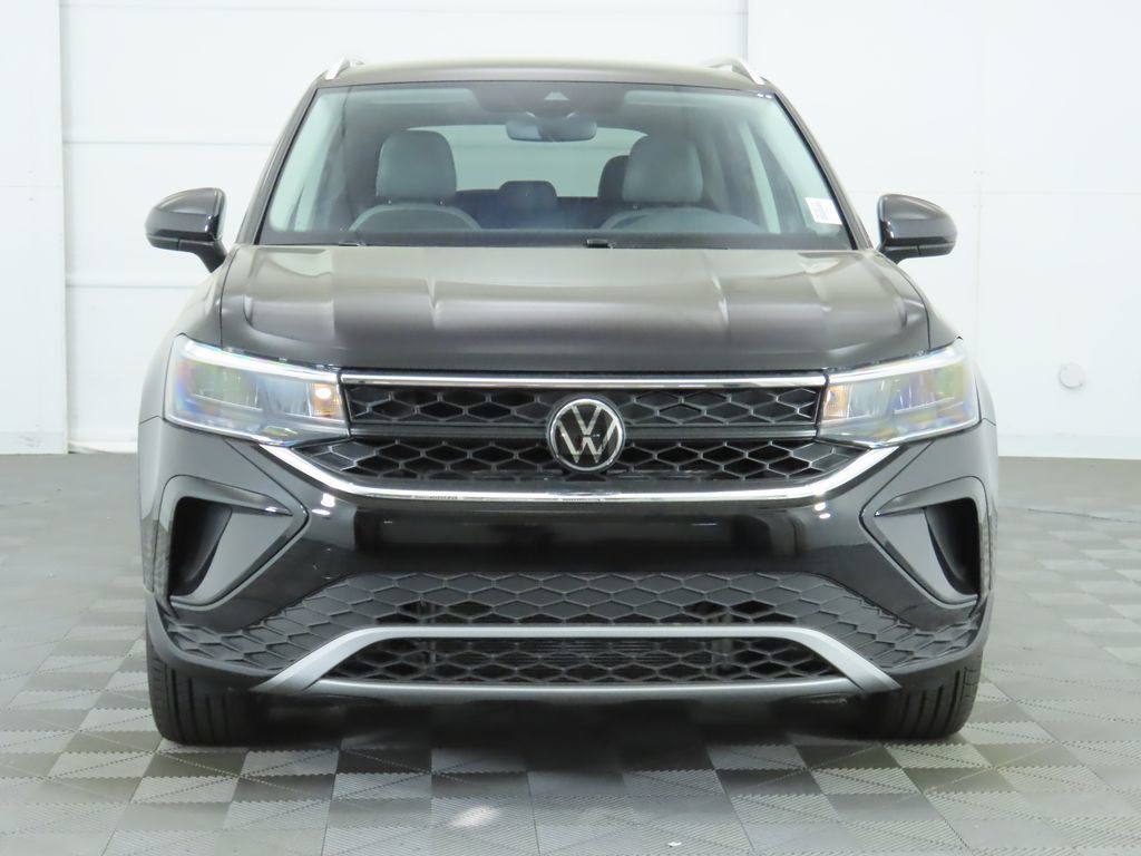 2024 New Volkswagen Taos SE FWD at PenskeCars.com Serving Bloomfield Hills,  MI, IID 22130989