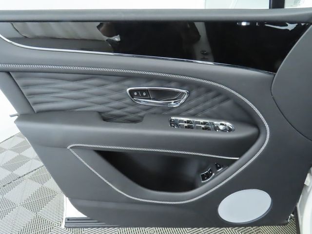 2025 Bentley Bentayga  - 22803697 - 24