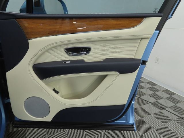 2025 Bentley Bentayga V8 AWD - 22909990 - 24