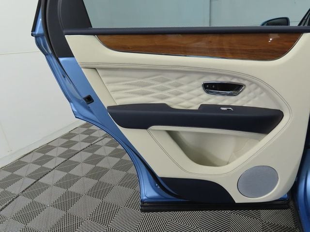 2025 Bentley Bentayga V8 AWD - 22909990 - 25