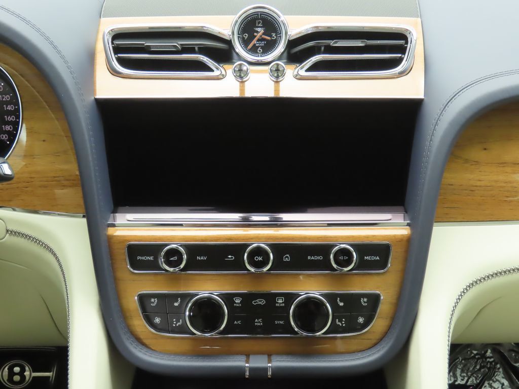 2025 Bentley Bentayga EWB V8 photo 8