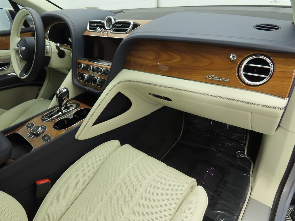 2025 Bentley Bentayga EWB V8 photo 9