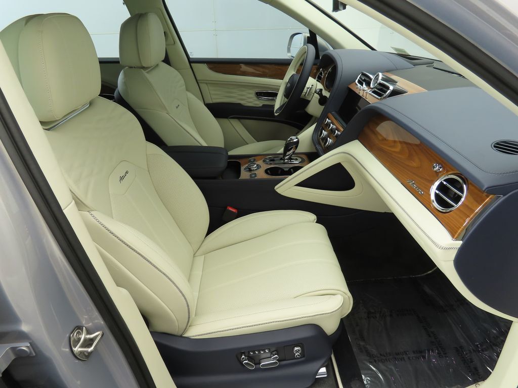 2025 Bentley Bentayga EWB V8 photo 12