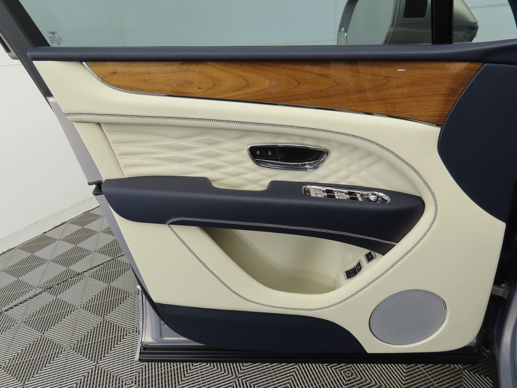 2025 Bentley Bentayga EWB V8 photo 15