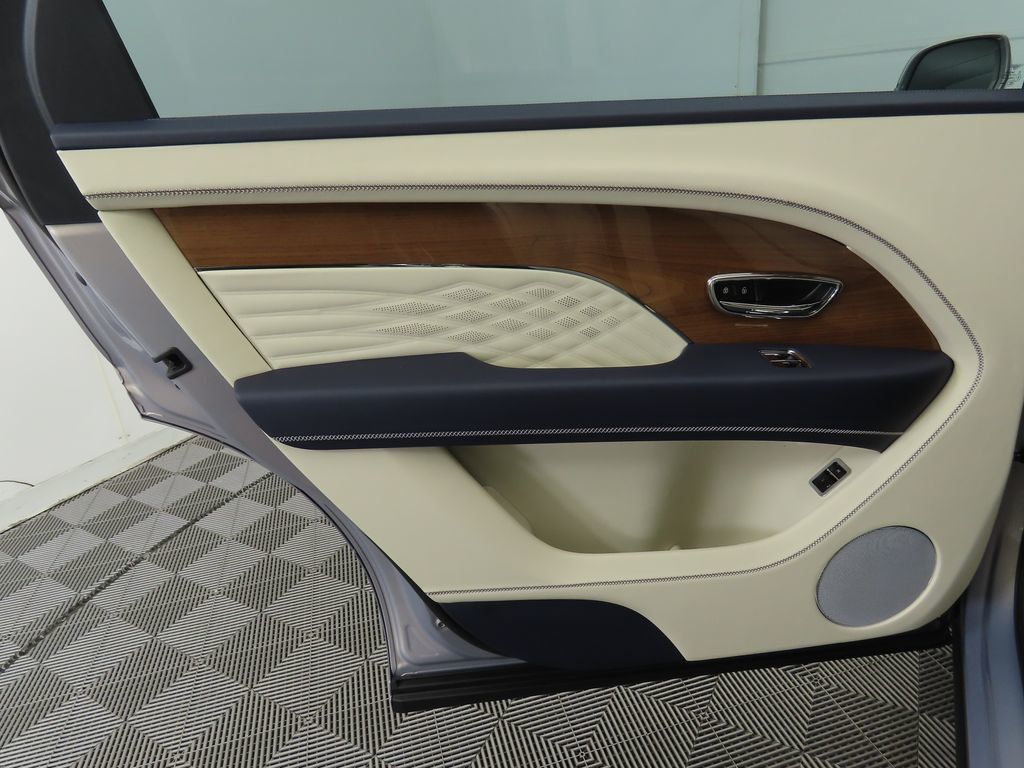 2025 Bentley Bentayga EWB V8 photo 17