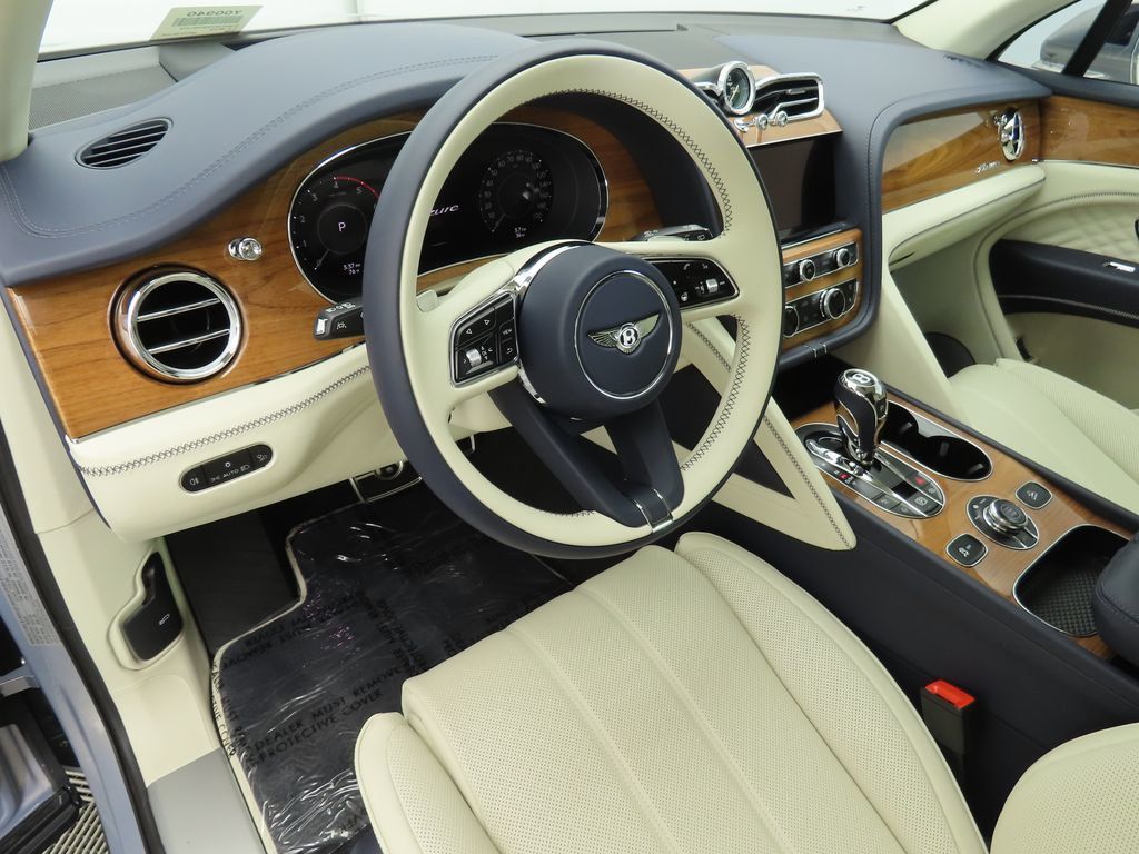 2025 Bentley Bentayga EWB V8 photo 5