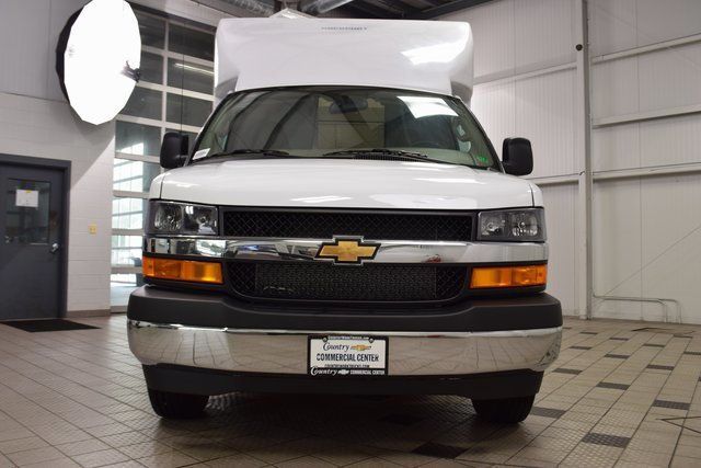 2025 Chevrolet Express Cutaway 3500 Van photo 2