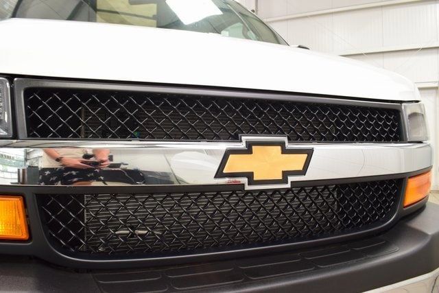 2025 Chevrolet Express Cutaway 3500 Van photo 4