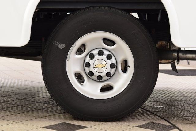 2025 Chevrolet Express Cutaway 3500 Van photo 2