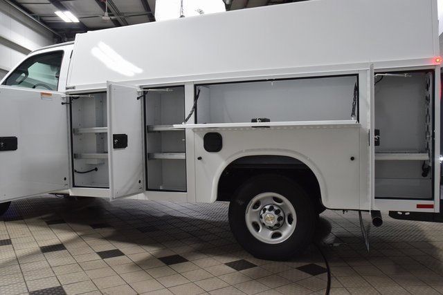 2025 Chevrolet Express Cutaway 3500 Van photo 17