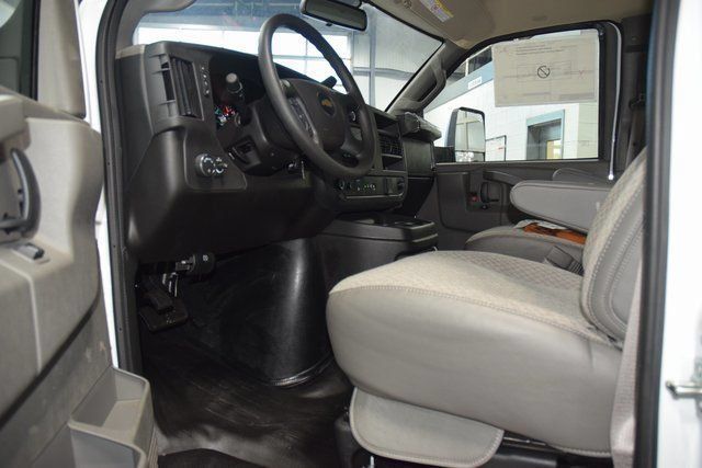 2025 Chevrolet Express Commercial Cutaway 3500 Van 139" - 23044788 - 24