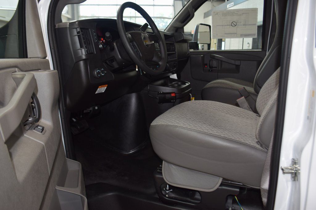 2025 Chevrolet Express Commercial Cutaway 4500 Van 159" - 22854238 - 35