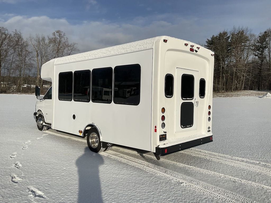 2025 Chevrolet HLE HLE COACH - 22052046 - 3