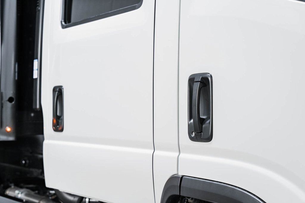 2025 Chevrolet Low Cab Forward 5500 XD - 22868282 - 13