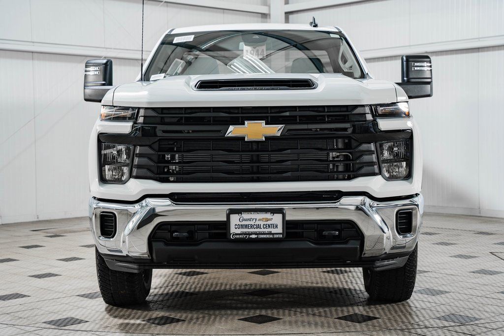 2025 Chevrolet Silverado 3500HD photo 2