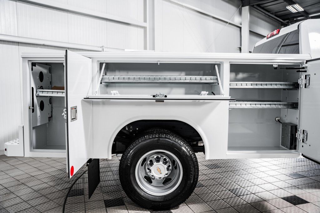 2025 Chevrolet Silverado 3500 HD Chassis Cab Work Truck - 22868348 - 24