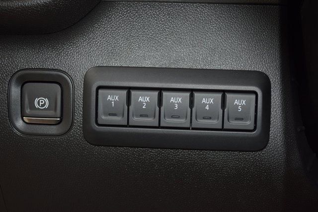 2025 Chevrolet Silverado 3500HD 4WD Double Cab 162" Work Truck - 22868318 - 31