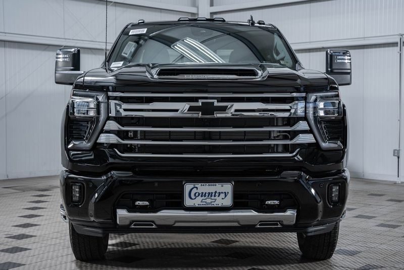2025 Chevrolet Silverado 3500HD High Country photo 2