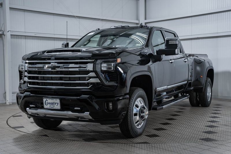 2025 Chevrolet Silverado 3500HD High Country photo 3