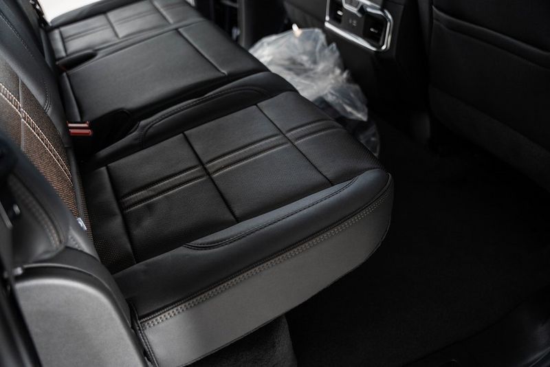 2025 Chevrolet Silverado 3500HD High Country DRW - 22868309 - 32