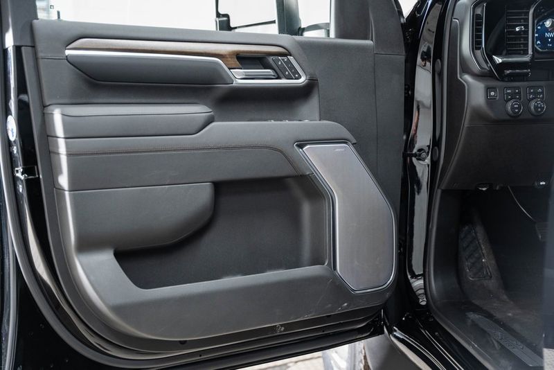 2025 Chevrolet Silverado 3500HD High Country DRW - 22868309 - 35