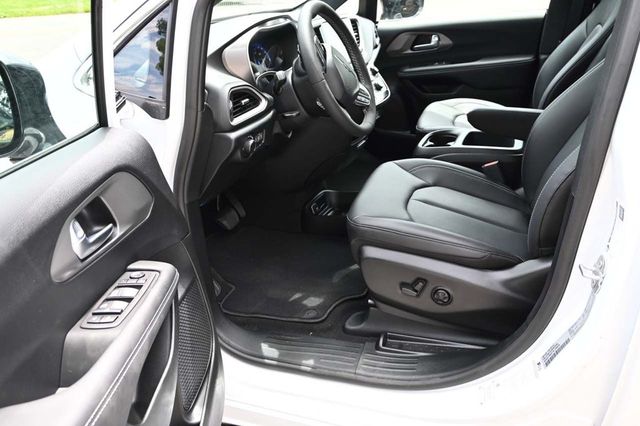 2025 Chrysler Voyager LX FWD - 22988984 - 12