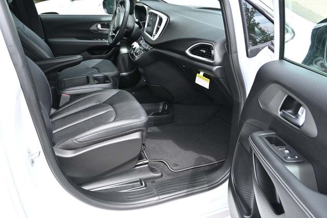 2025 Chrysler Voyager LX FWD - 22988984 - 14