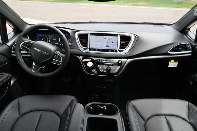 2025 Chrysler Voyager LX FWD - 22988984 - 20