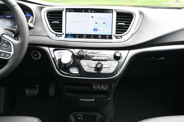 2025 Chrysler Voyager LX FWD - 22988984 - 21