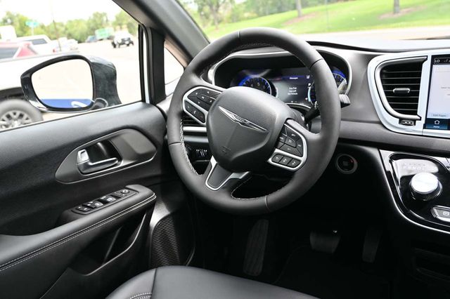 2025 Chrysler Voyager LX FWD - 22988984 - 22