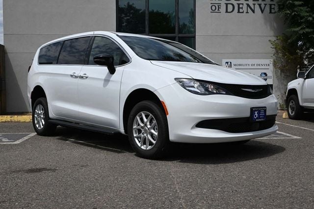 2025 Chrysler Voyager LX FWD - 22988984 - 2