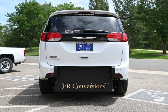 2025 Chrysler Voyager LX FWD - 22988984 - 6