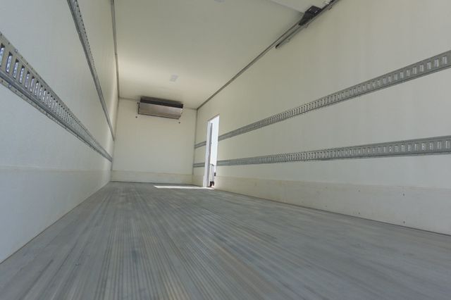 2025 Isuzu FVR Derated (26ft Reefer w/ Lift Gate) - 22929408 - 13