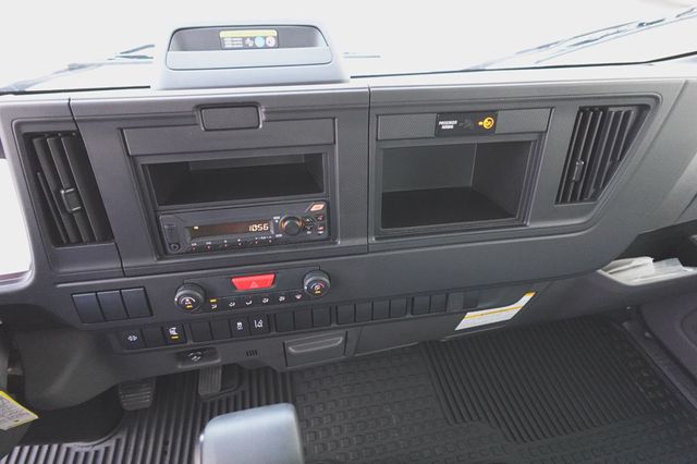 2025 Isuzu NPR HD (18ft Box w/ ICC Bumper) - 22717382 - 32