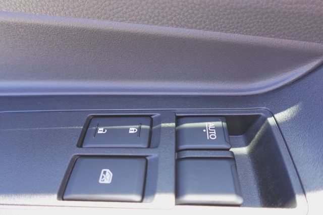 2025 Isuzu NRR (20ft Box w/ Lift Gate) - 22596726 - 18