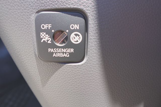 2025 Isuzu NRR (20ft Box w/ Lift Gate) - 22596726 - 39