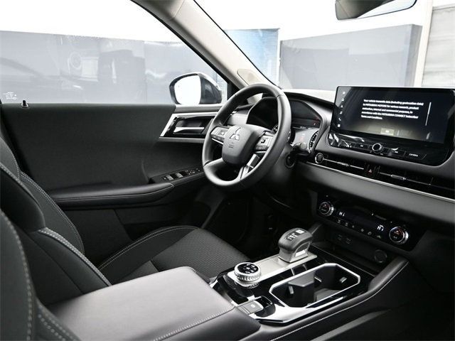 2025 Mitsubishi Outlander ES FWD - 22982977 - 16