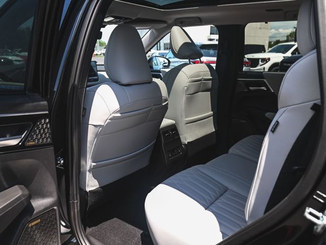 2025 Mitsubishi Outlander Platinum Edition - 23076759 - 27