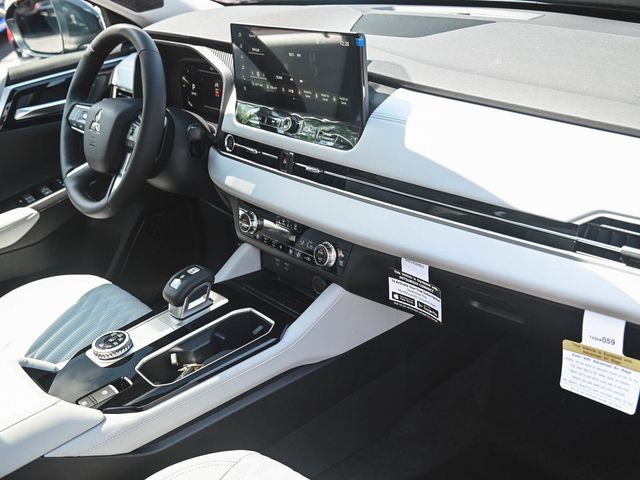 2025 Mitsubishi Outlander Platinum Edition - 23076759 - 31