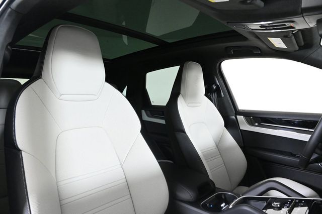 2025 Porsche Cayenne Turbo E-Hybrid AWD - 22954810 - 16