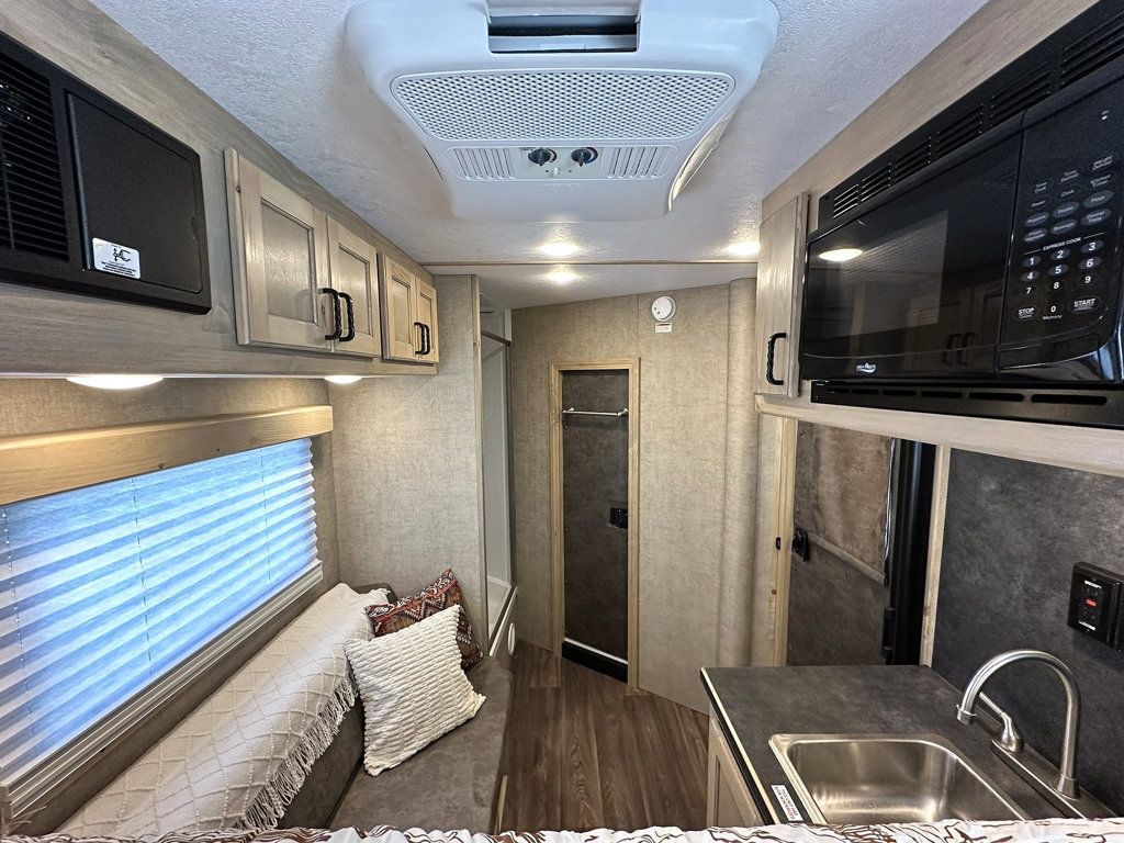 2025 Shadow 3 Horse Slant 5'6 Weekender Living Quarters  - 22663843 - 11