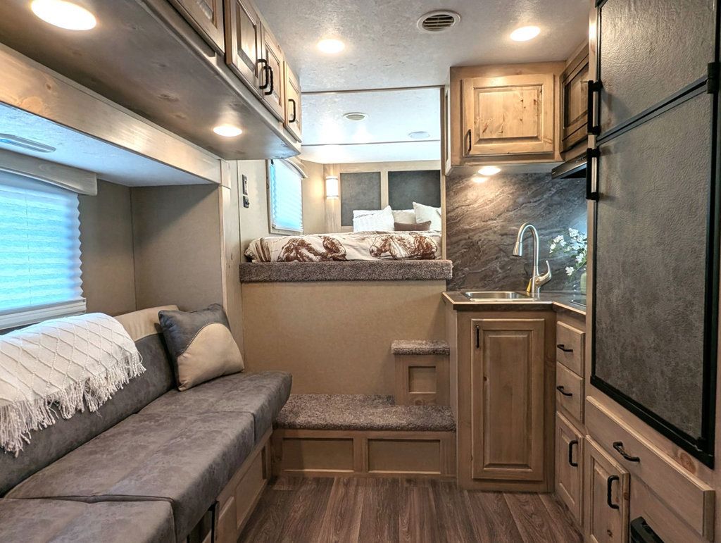 2025 Shadow 4 Horse Slant 10'6 Living Quarters SuperWide  - 22816038 - 10
