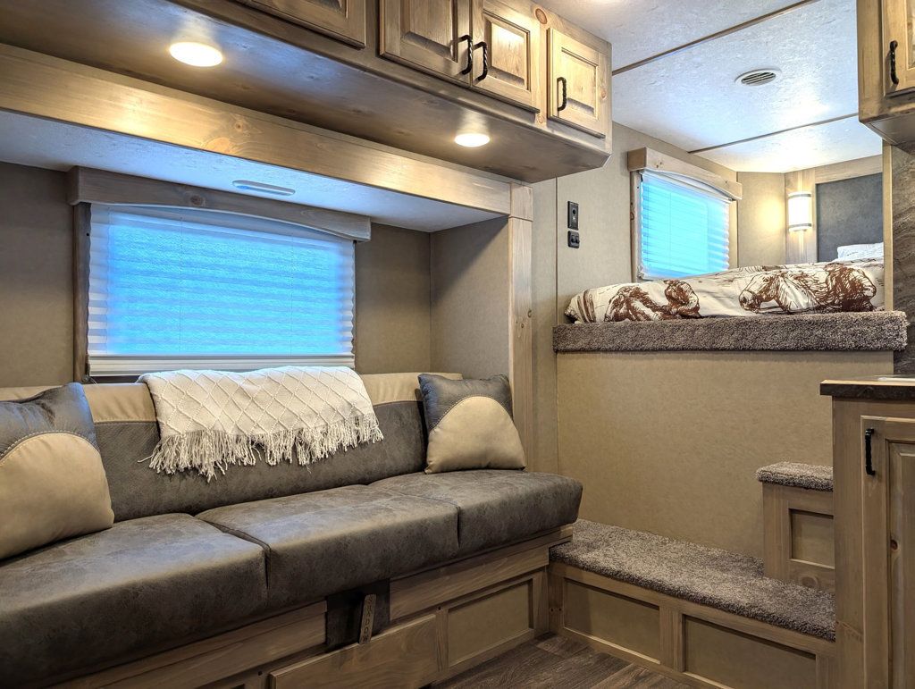 2025 Shadow 4 Horse Slant 10'6 Living Quarters SuperWide  - 22816038 - 11