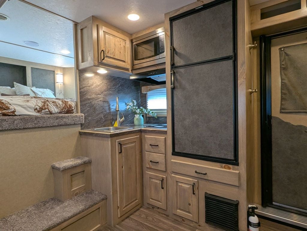 2025 Shadow 4 Horse Slant 10'6 Living Quarters SuperWide  - 22816038 - 12
